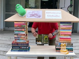 Biblioteczna fotobudka stanęła przed wieluńską książnicą